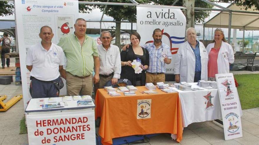 Varios de los responsables de los puestos de donación en la Alameda. // Faro