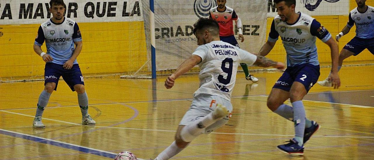 Peloncha intenta un lanzamiento lejano en busca del gol. | EL EJIDO FUTSAL