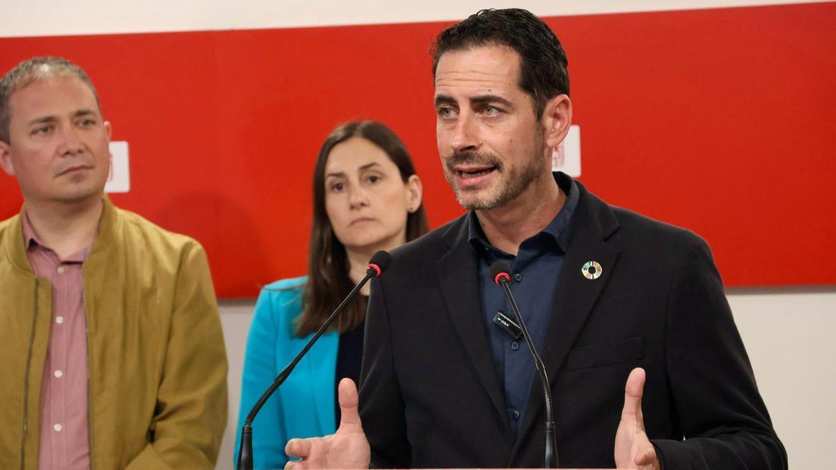 Carlos Fernández Bielsa atiende a los medios de comunicación en la sede del PSPV, este martes.