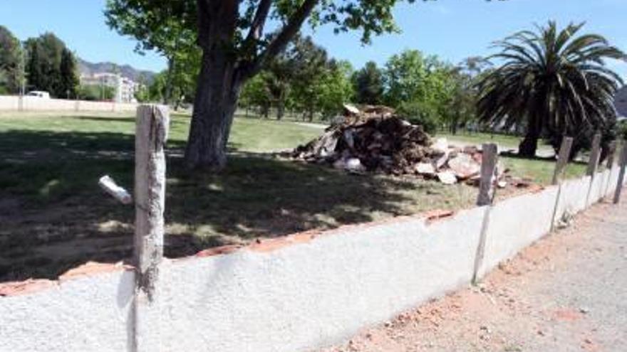 El mur rebaixat en una part del perímetre.