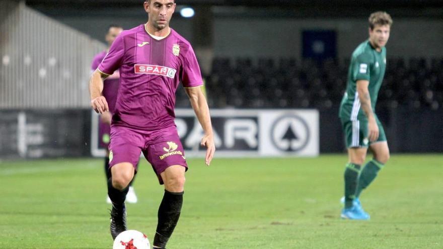 El central Alberto Aguilar controla el balón durante el encuentro ante el filial del Betis.