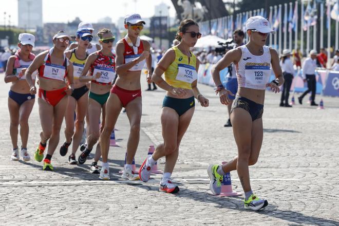 La española María Pérez (d) y la mexicana Alegna González (4d) compiten en la prueba de los 20km marcha femeninos de los Juegos Olímpicos de París 2024, este jueves, en la capital francesa. 