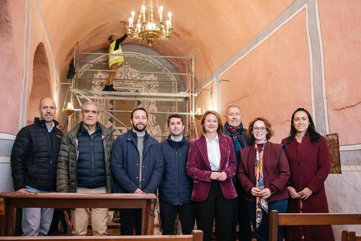 Carrasco, junto a Toledo, Sales y Selma, técnicos municipales y responsables de la restauración, este viernes, en el interior de la ermita de la Magdalena.