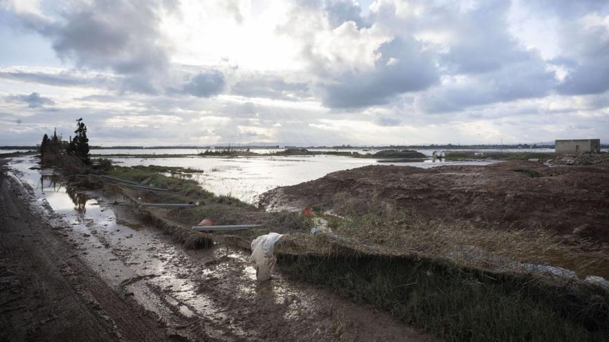 Los daños en caminos y acequias son enormes, sumados al arrastre hasta la laguna de cañas, residuos sólidos y líquidos.