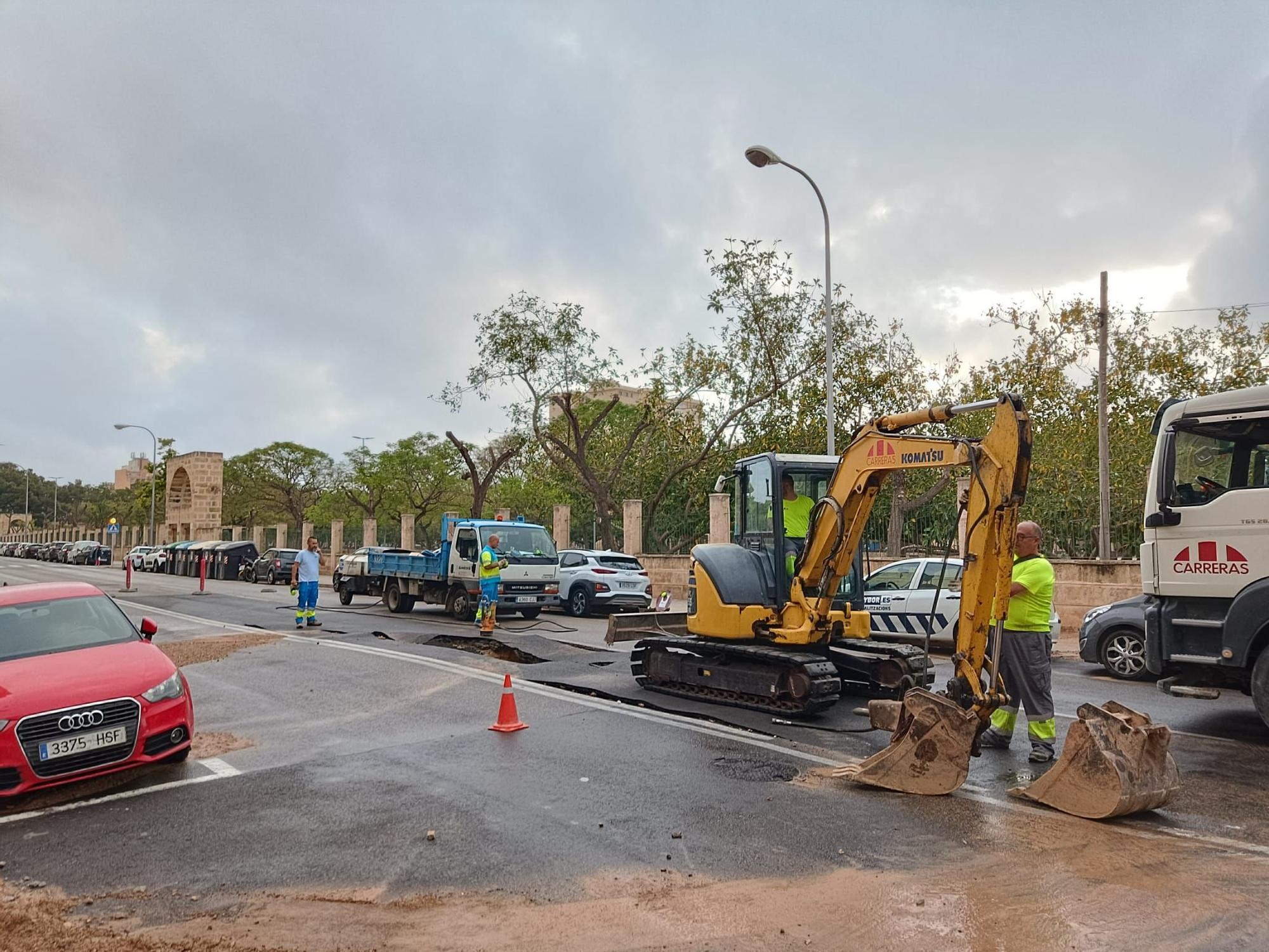 Una avería en una tubería deja sin agua a un centenar de vecinos de la calle Manuel Azaña