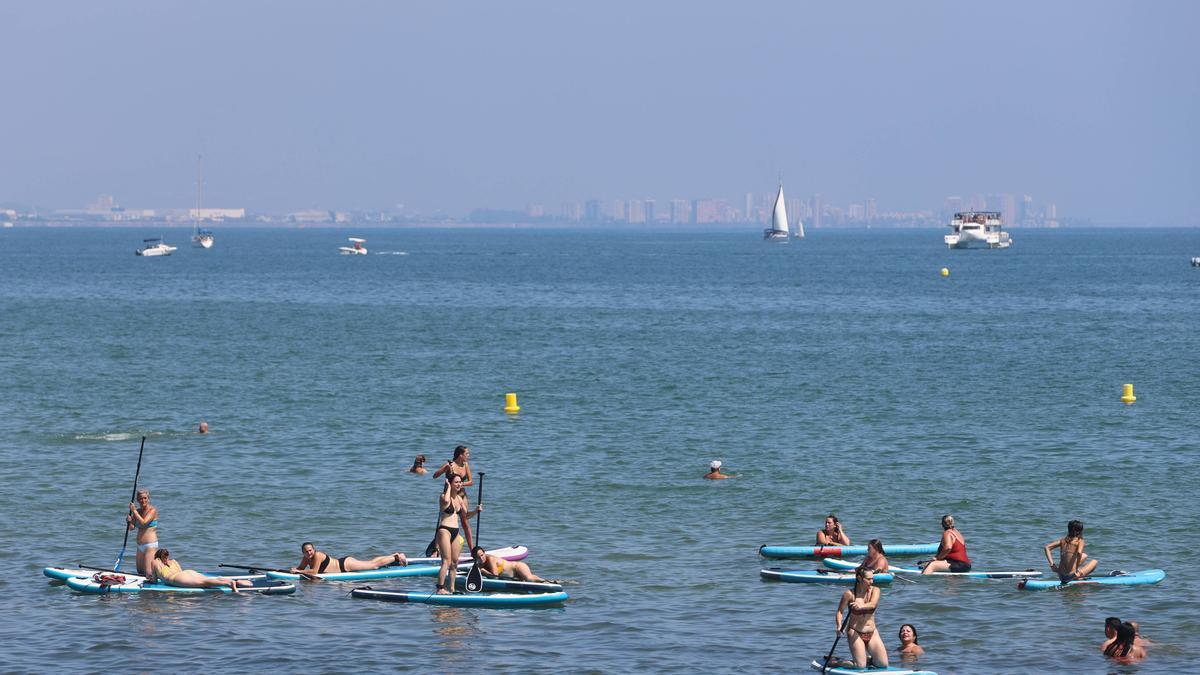 Bañístas disfruntando hoy de las playas de València pese a la ola de calor.