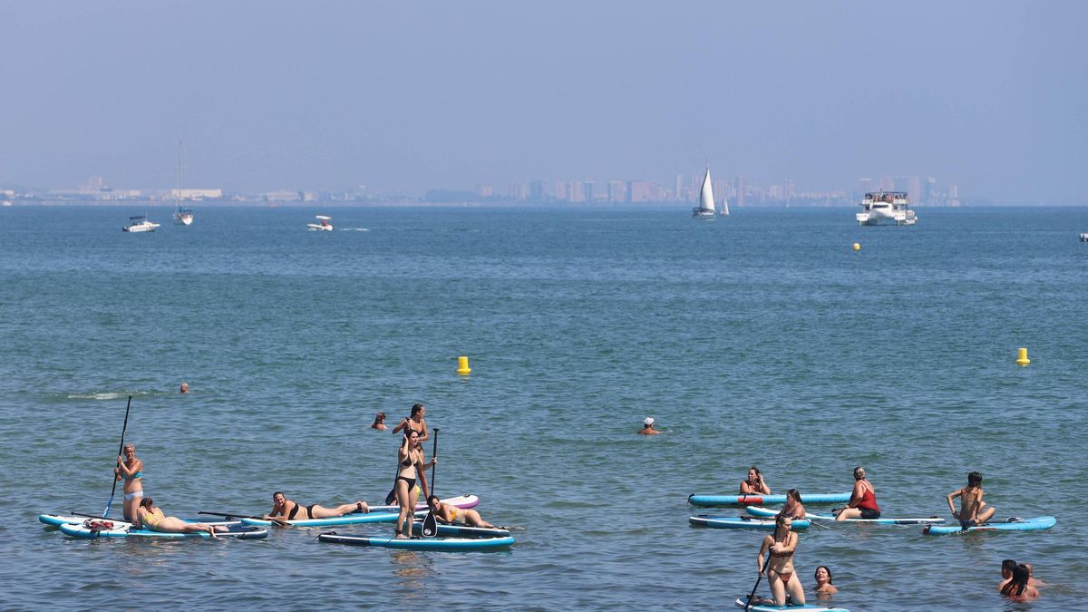 Bañístas disfruntando hoy de las playas de València pese a la ola de calor.