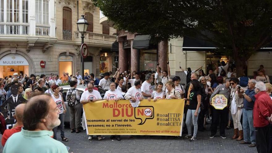 Pancarta de la protesta, que tuvo lugar ayer frente a Delegación del Gobierno.