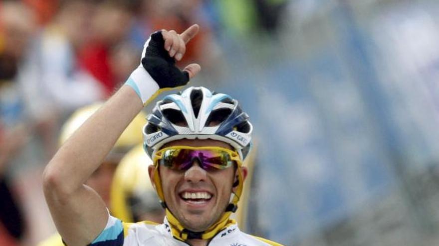 El ciclista del Astana Alberto Contador celebra su victoria en la tercera etapa de la Vuelta al País Vasco, de 172,5 Kilómetros.