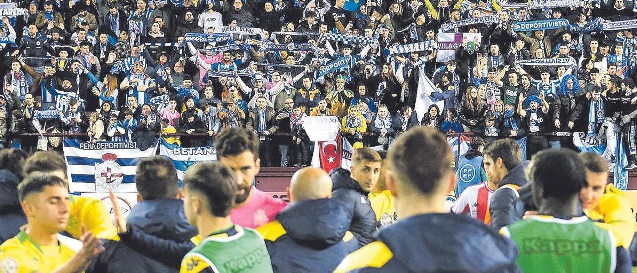 Los jugadores del Deportivo se felicitan antes de despedirse de la afición en Las Gaunas. // LOF