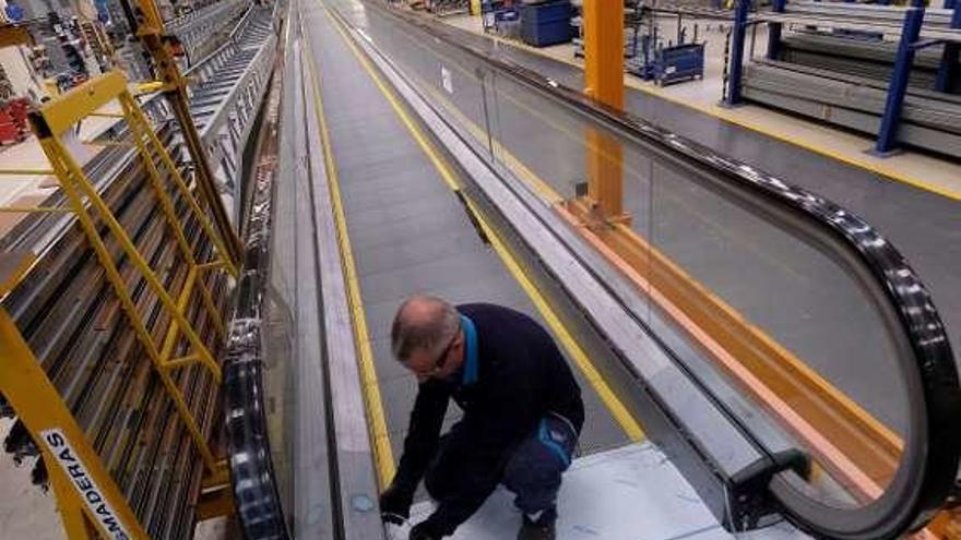 Un operario trabaja en un pasillo rodante de la fábrica de Thyssenkrupp Norte en Mieres.