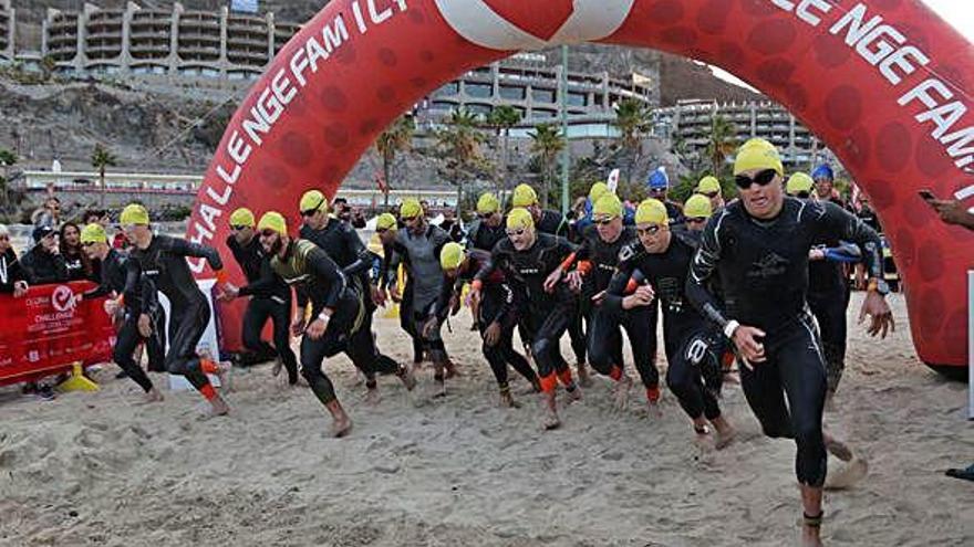 Participantes del Gloria Challenge Mogán Gran Canaria, en el momento de la salida de natación en Amadores.