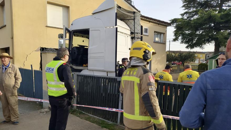 Un camió s&#039;encasta contra una casa de Mata i causa destrosses a la façana