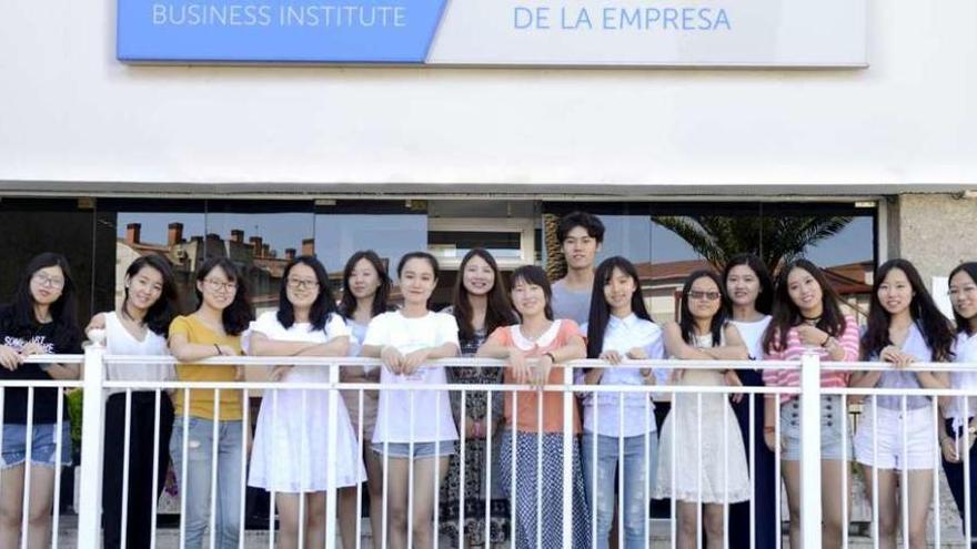 Los estudiantes que se incorporan al campus pontevedrés del Ieside. // Abanca