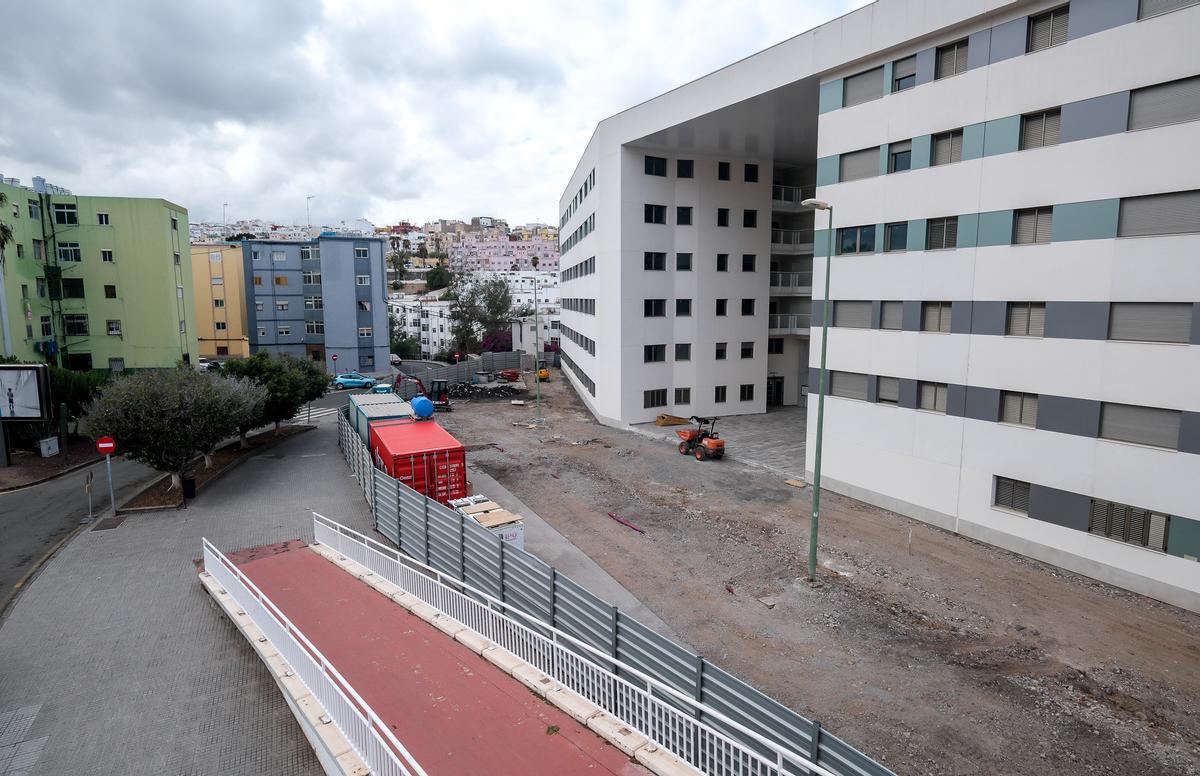 Edificio de Las Rehoyas de 148 viviendas en el parque.