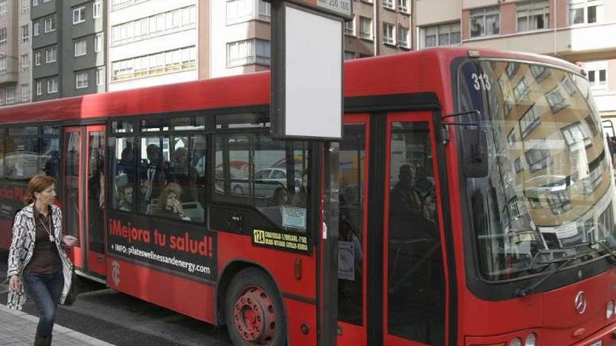 Parada del bus urbano próxima al barrio de Sagrada Familia.