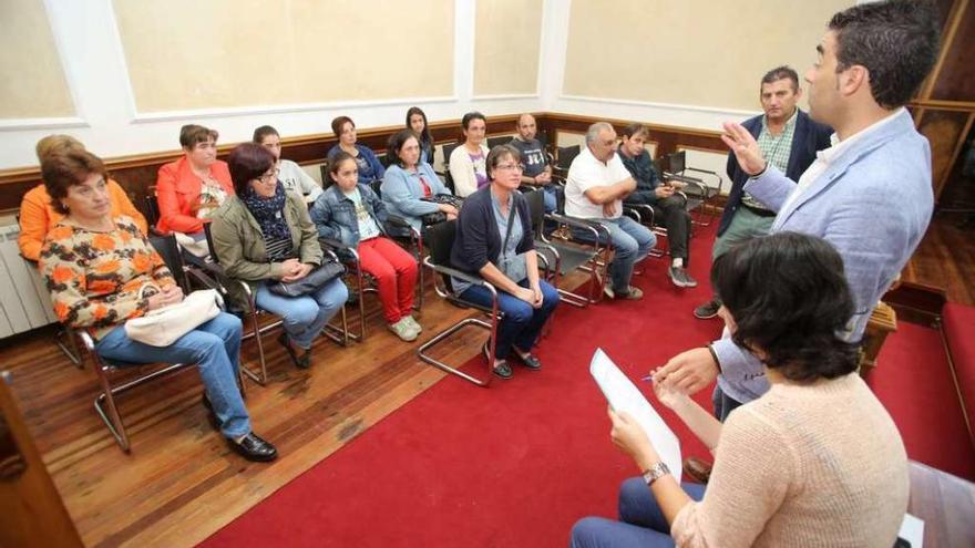 Padres y alumnos, ayer, durante la reunión que mantuvieron con el alcalde. // Bernabé/Gutier