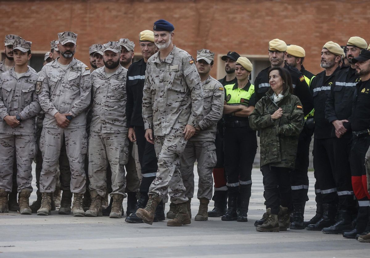 Felipe VI visita las unidades militares desplegadas en Valencia a consecuencia de la DANA