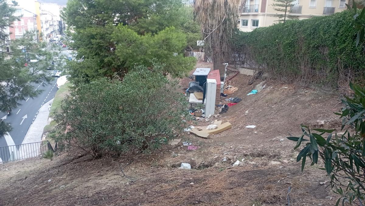 Enseres y basura en terrenos del mirador, este lunes.