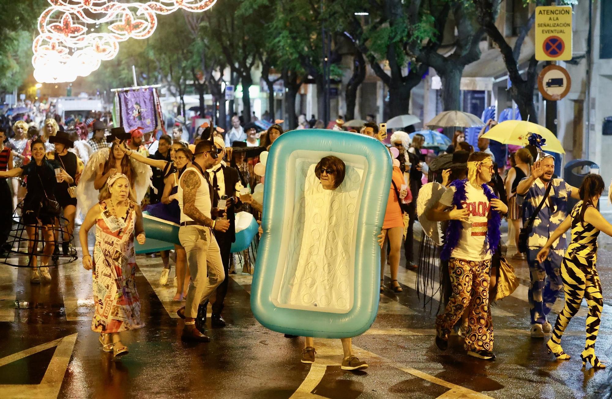 Disfraces pasados por agua en las Fiestas de Sant Joan