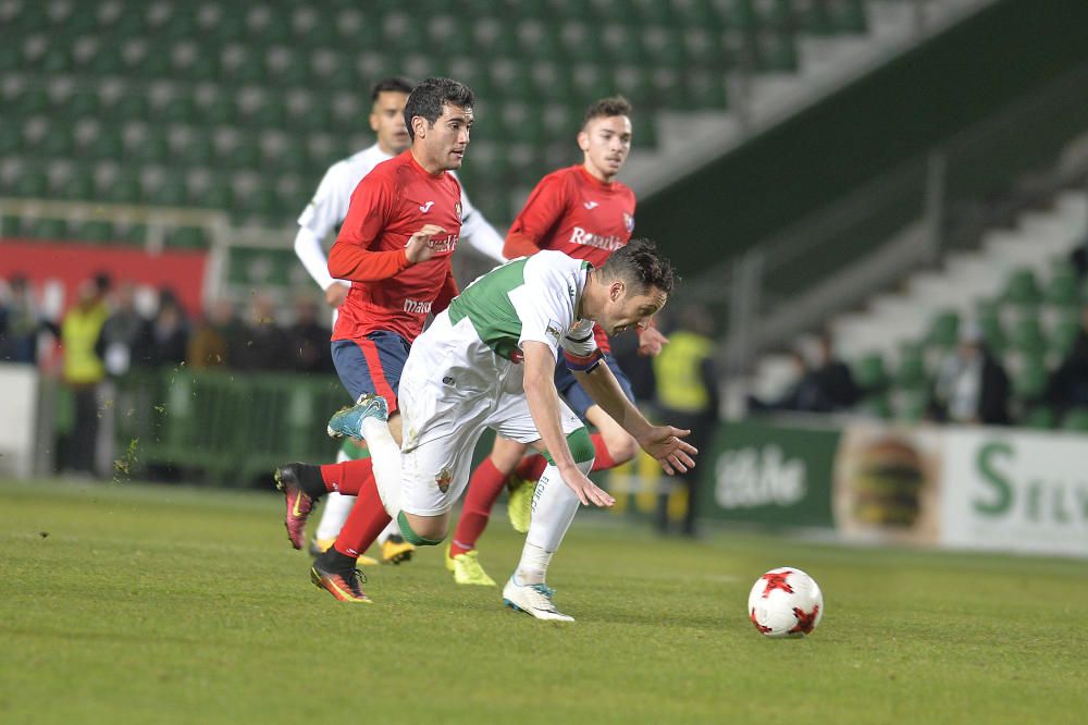 El Elche gana al Olot pidiendo la hora (2-1)