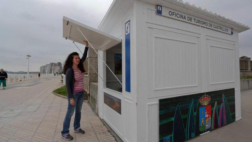 La informadora municipal de turismo, Verónica González, delante de la nueva oficina de Salinas, en el paseo marítimo de la localidad.