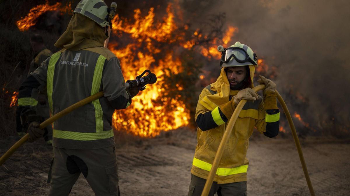 Los bomberos forestales trabajando en la extinción de las llamas durante el fin de semana.