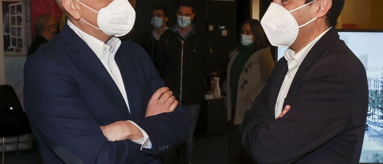 Alejandro Soler y Toni Francés, antes del debate del miércoles organizado por INFORMACIÓN.  | HÉCTOR FUENTES