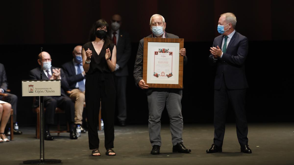 Entrega de honores y distinciones de Gijón en el teatro Jovellanos