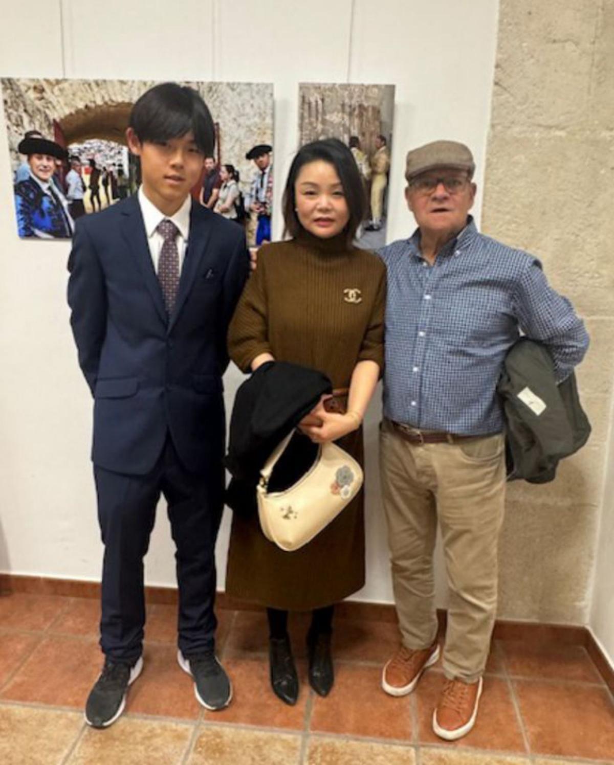 Pepe Tébar, con unos admiradores chinos.