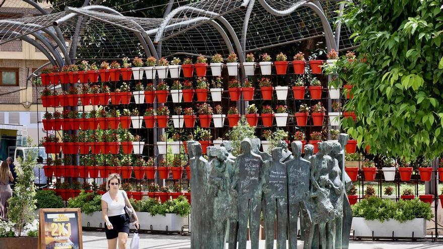 Vandalizan el Monumento a los Derechos Humanos de Santo Domingo en Murcia con palabras obscenas y caritas sonrientes