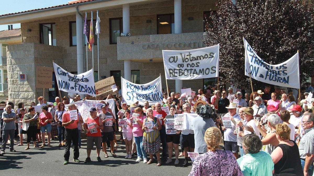 Manifestación de vecinos delante del consistorio de Carballeda de Avia, este lunes.