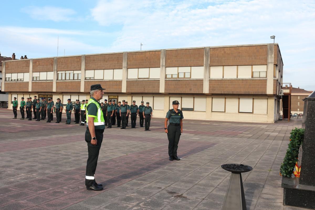 Los agentes, frente al monolito que homenajea a las víctimas de terrorismo