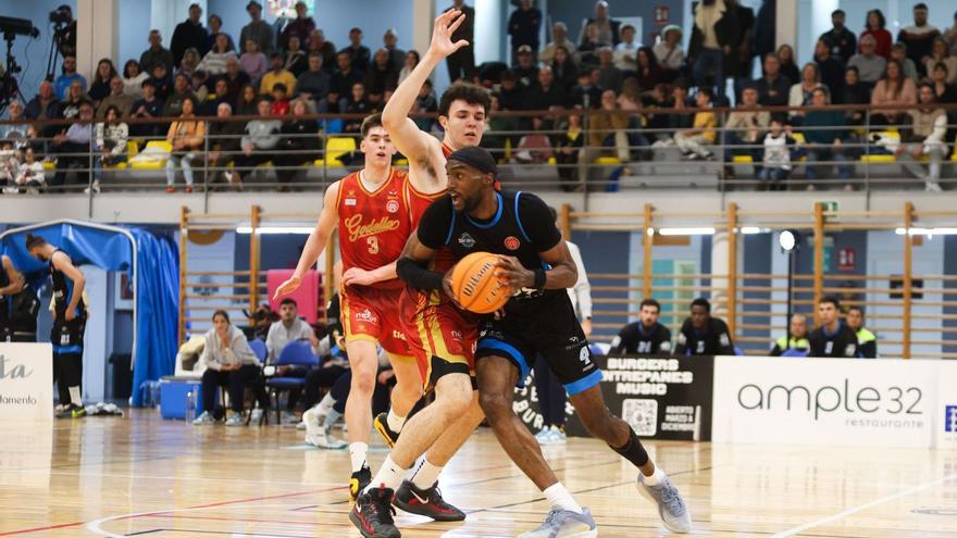 Laron Smith con el balón durante el último partido que jugó el Class Sant Antoni en Sa Pedrera ante el Godella. | TONI ESCOBAR