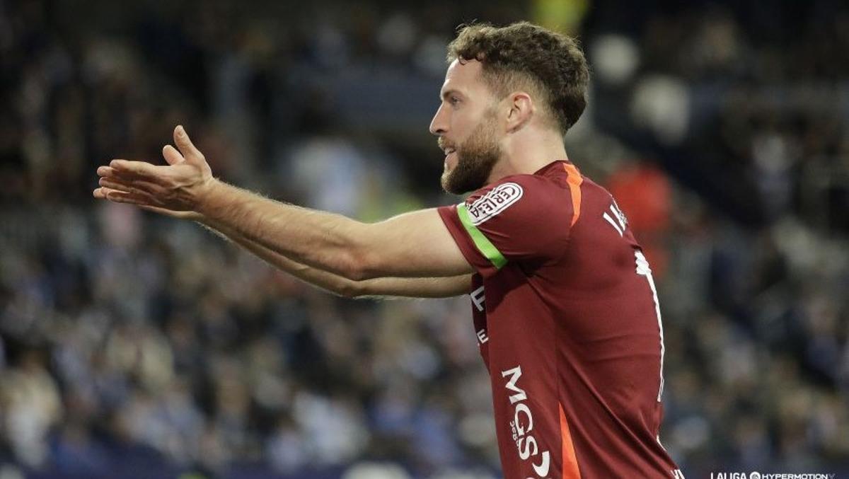 Iván Calero celebra el gol del empate ante el Málaga en La Rosaleda.