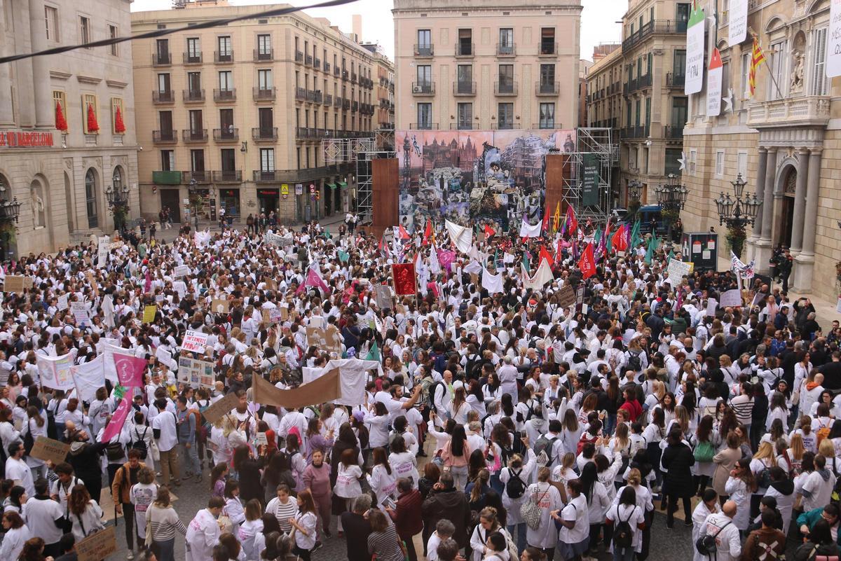 Centenars de treballadors sanitaris manifestant se a la plaça Sant Jaume de Barcelona