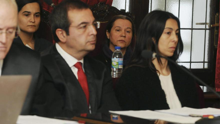 Triana Martínez, Montserrat González y Raquel Gago, durante la el juicio en la Audiencia de León.