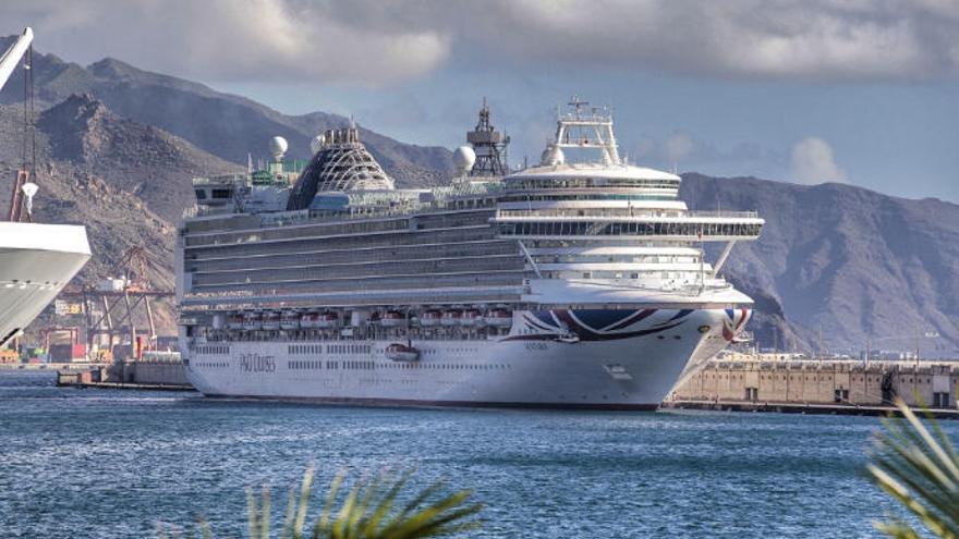 Crucero averiado en el puerto de Santa Cruz de Tenerife.