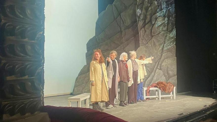 Núria Espert con el elenco de ‘La isla de Aire’ en el Gran Teatro de Cáceres.