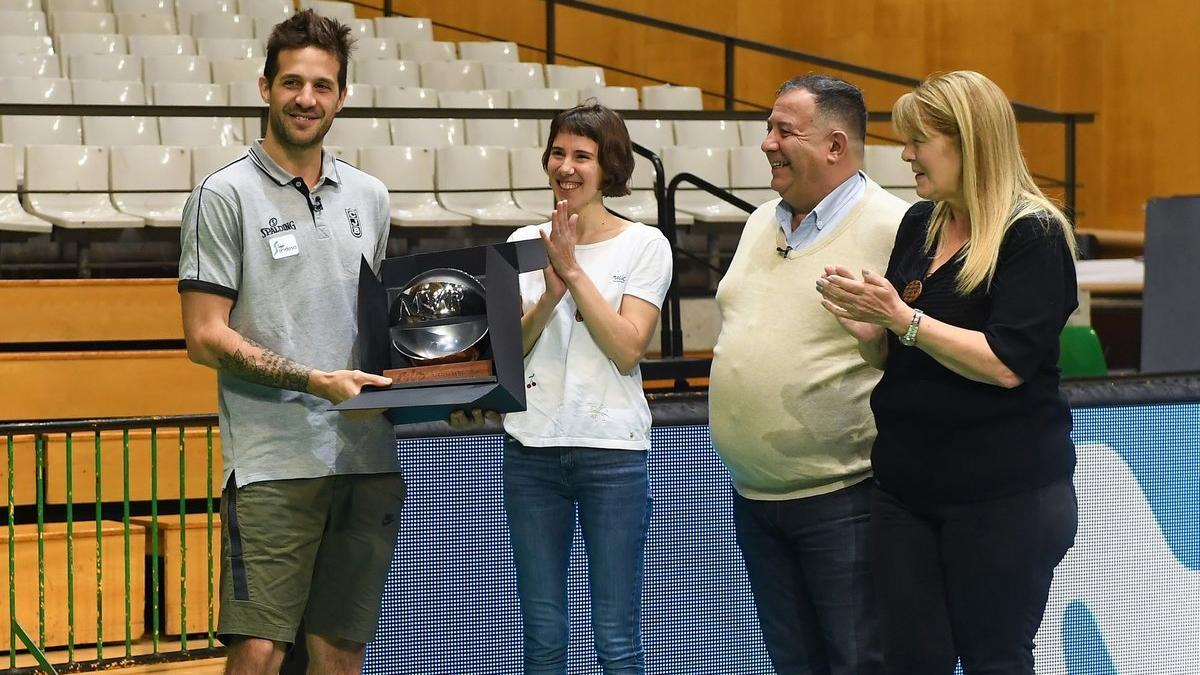 Laprovittola posa con el trofeo de MVP al lado de su novia y sus padres recién llegados de Argentina