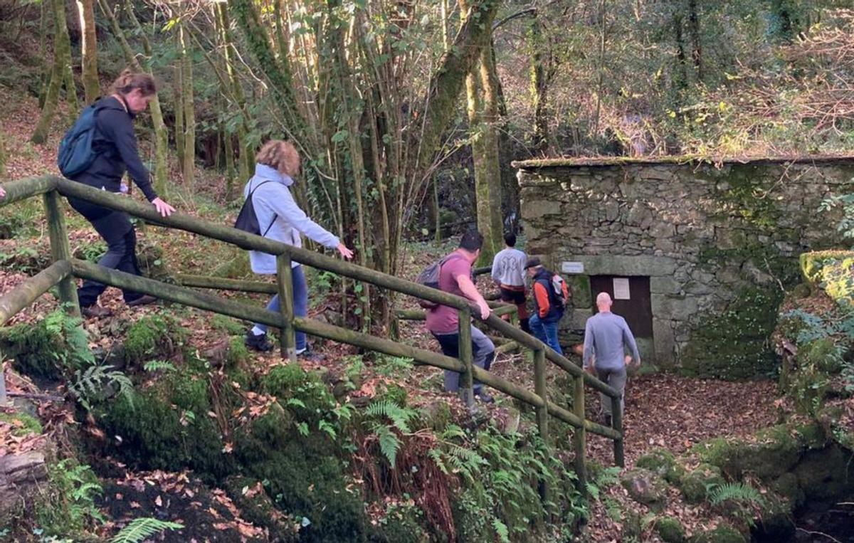 Asistentes a la ruta comentada por la aldea.
