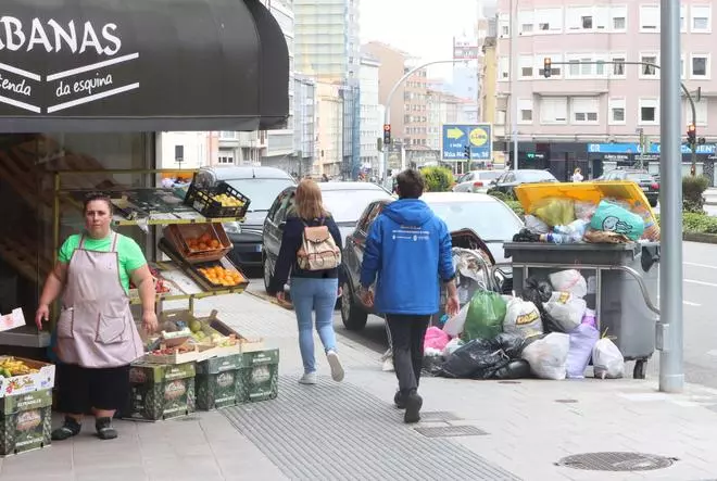 Huelga de la recogida de basuras en A Coruña: los desperdicios desbordan los contenedores