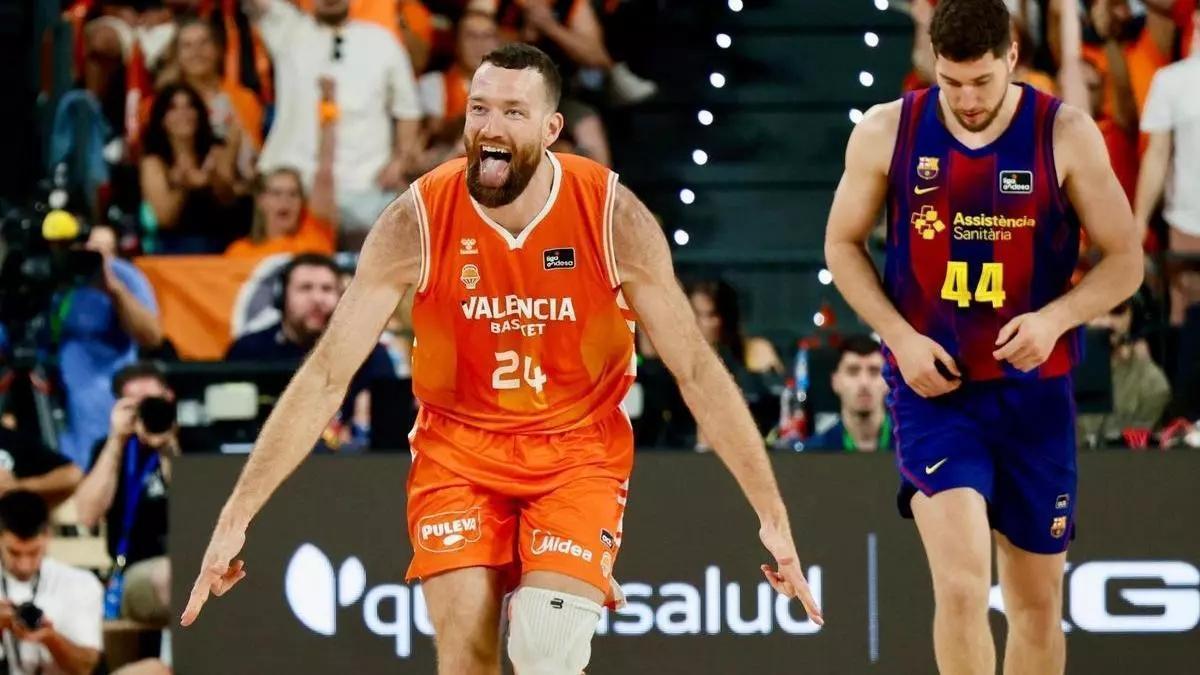 Matt Costello celebra una victoria que devuelve las tablas en la final de la Liga Endesa.