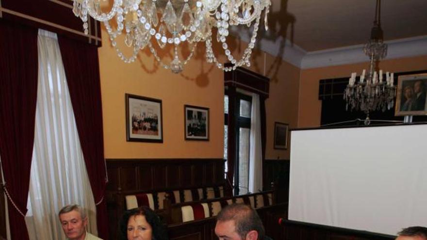 En el centro, Fina Álvarez y Ramón Argüelles.