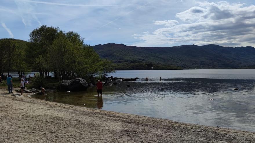 El Lago de Sanabria con los primeros bañistas