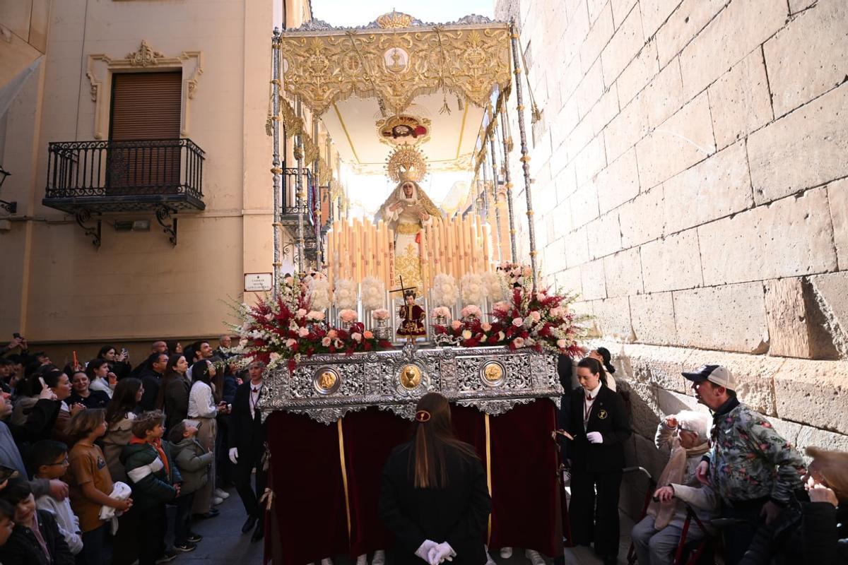 Virgen de la Salud junto a la basílica de Santa María