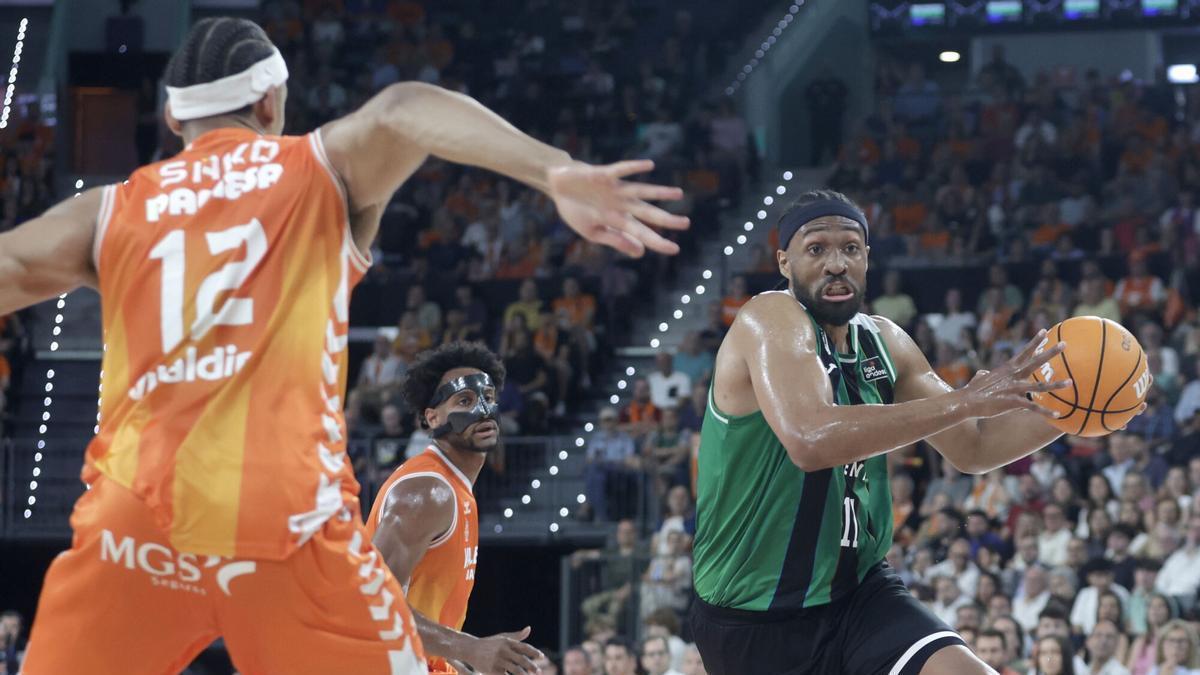 El jugador del Joventut Jabari Parker (d) juega un balón ante Neal Sako, del Valencia, durante el primer partido de las semifinales de la Liga Endesa de baloncesto que Valencia Basket y Joventut de Badalona disputaron en el pabellón Roig Arena. EFE/Miguel Ángel Polo