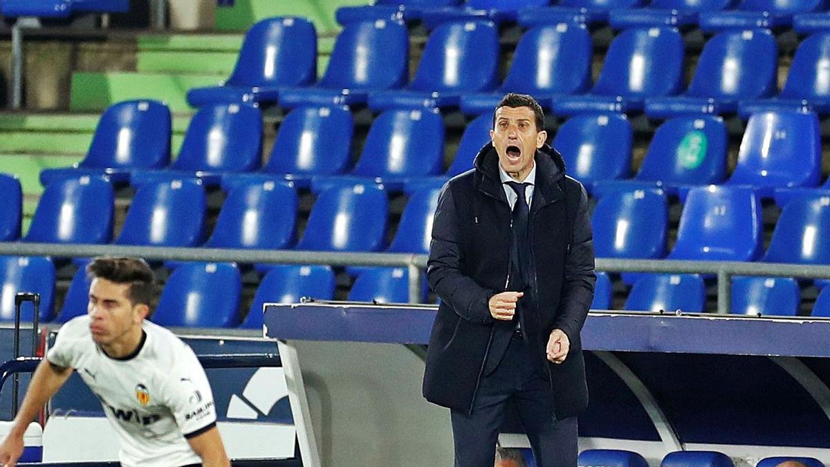 Javi Gracia da instrucciones a Paulista en el Coliseo Alfonso Pérez.  | EMILIO NARANJO/EFE