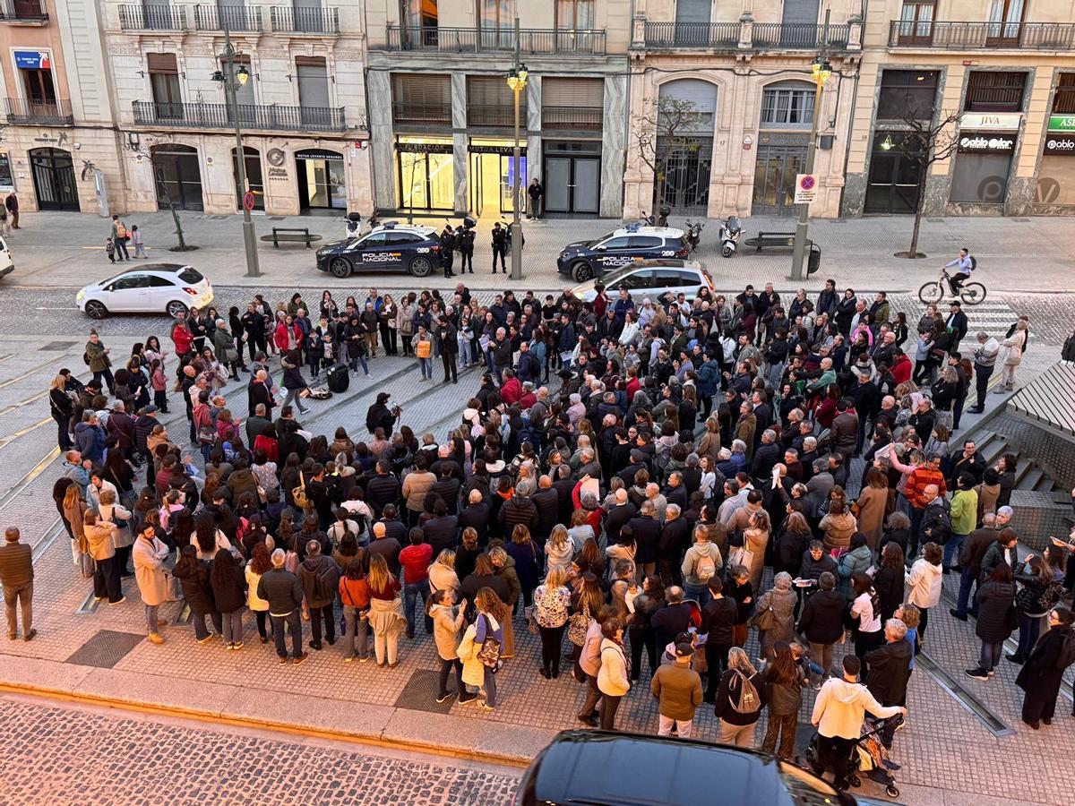Concentración del profesorado de Alcoy para rechazar la violencia en las aulas y pedir protección a los docentes, el pasado mes.