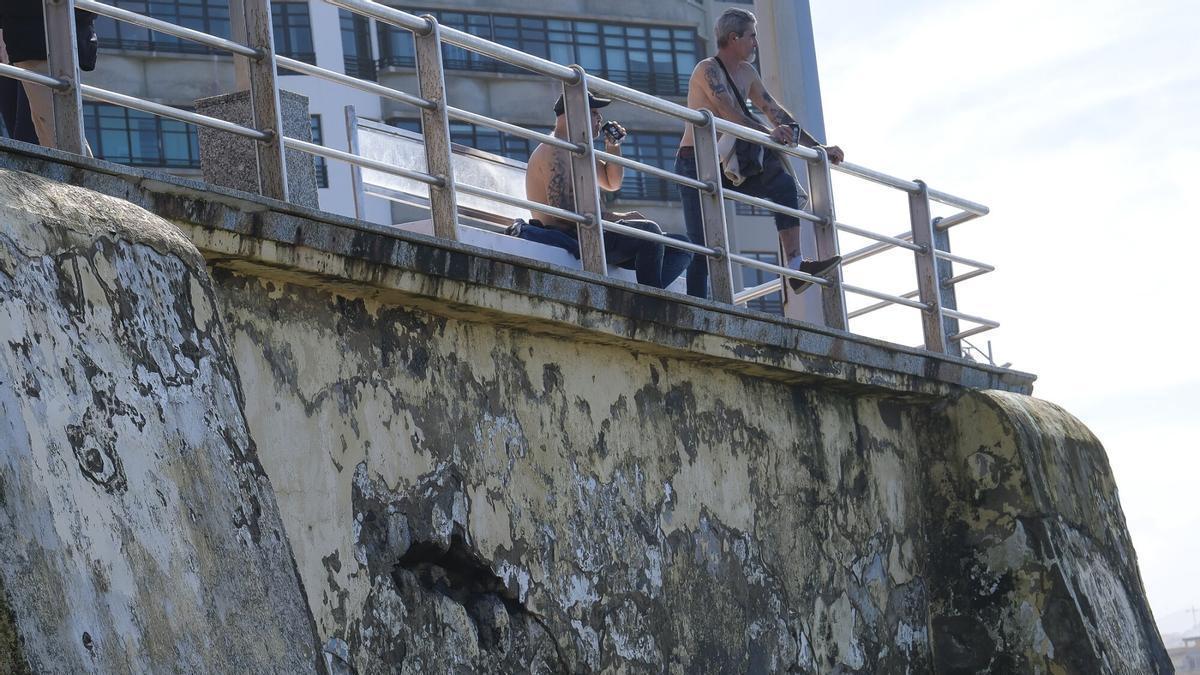 Grieta en el paseo de Las Canteras, junto a playa Chica